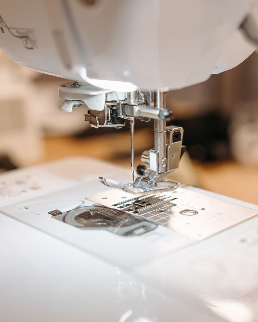 Industrial sewing machine at work, close-up — stock photograph